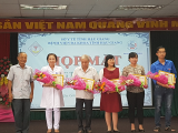 Ông Huỳnh Thành Chiến, Chủ tịch Hội bảo trợ NKT-TMC-BNN tỉnh HG trao giấy biểu dương cho các tập thể có nhiều đóng góp cho hoạt động CTXH