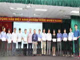 TS.BS.CKII. Phạm Văn Đông - Trưởng Khoa GMHS Bệnh viện Chợ Rẫy trao giấy chứng nhận cho đại biểu tham dự