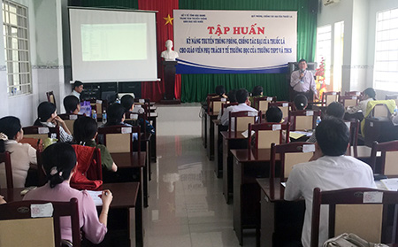 BSCKII. Lê Văn Chúc, Giám đốc Trung tâm Truyền thông Giáo dục Sức khỏe tỉnh, trong một đợt tập huấn kỹ năng truyền thông phòng, chống tác hại của thuốc lá cho cán bộ y tế trường học trên địa bàn tỉnh năm 2019.